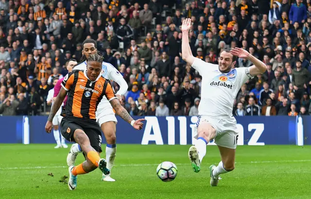 Abel Hernandez shoots