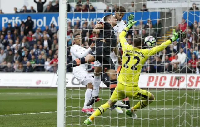 Fernando Llorente scores