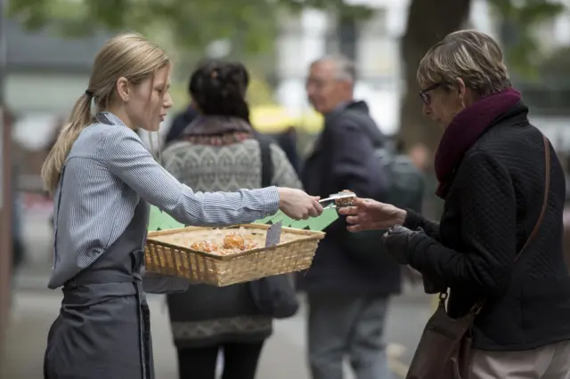 Free pastries for French voters in London