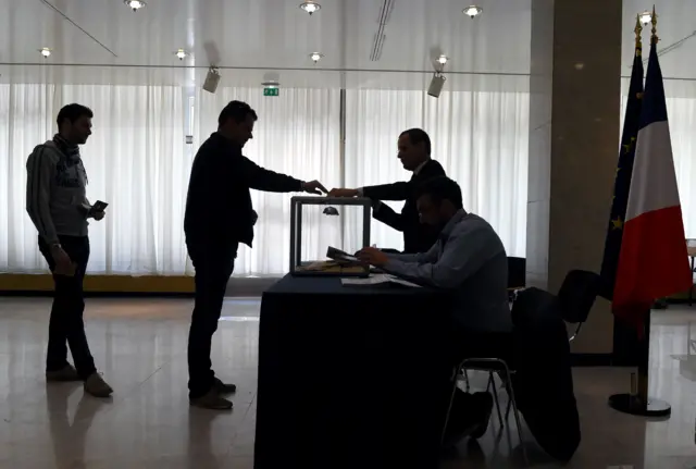 Voters at the French embassy in Moscow, 7 May