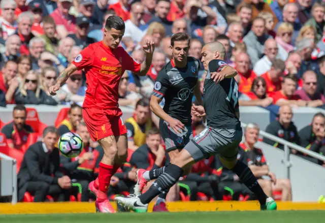 Coutinho tries to take on two Southampton players