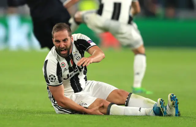 Juventus' Higuain claims to have been stamped on