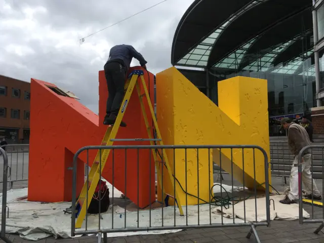 An orange and a yellow big N outside the Forum