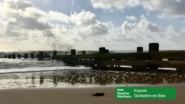 Sea spray over gropynes