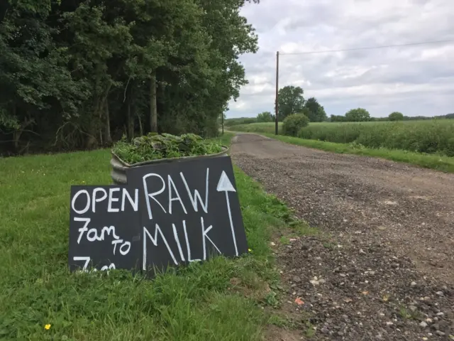 Sign for raw milk at farm gate