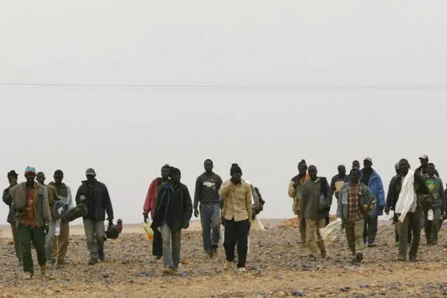 African migrants walk in the middle of the Sahara Desert, near the border with Argelia, 08 October 2005.