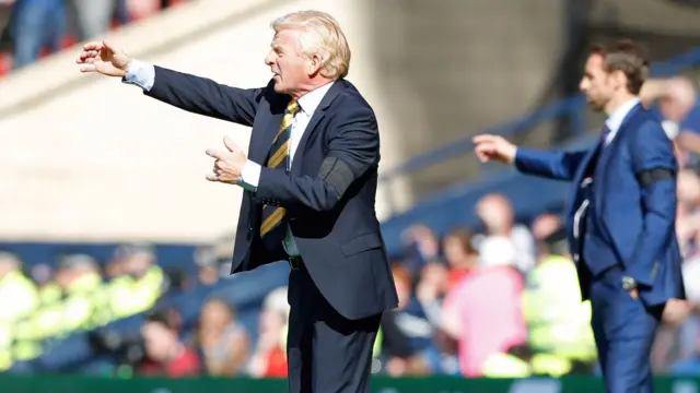 Gordon Strachan gives instructions