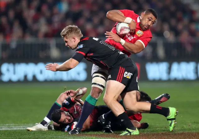 Taulupe Faletau is tackled