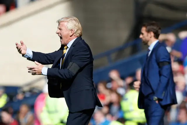 Gordon Strachan instructs