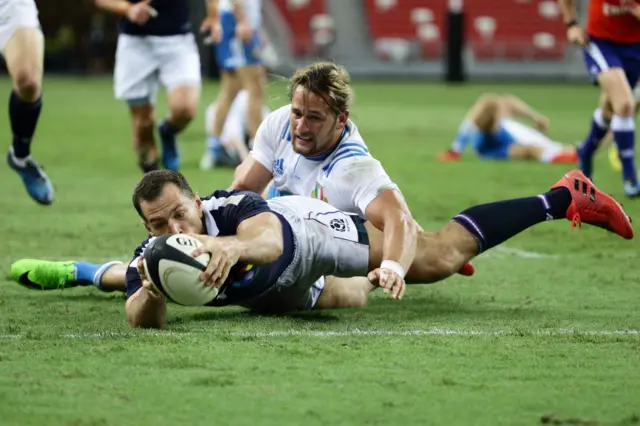 Tim Visser scores a try