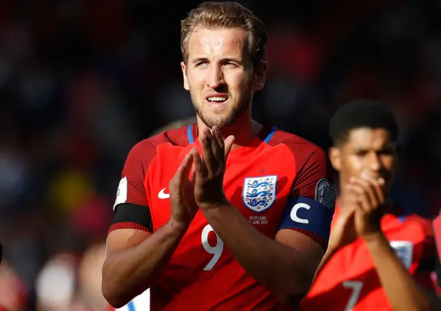 Harry Kane applauds