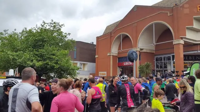 Potters 'Arf runners and crowd before race started