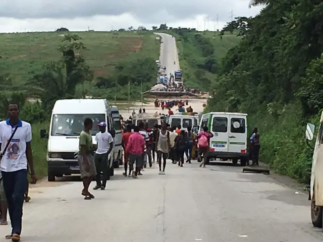 The stormy weather has swept away a bridge on the road to Brofodoumé about 15 km north of Abidjan.