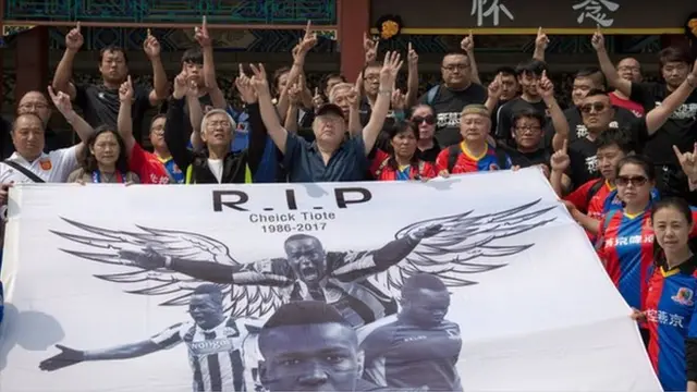 Fans held a banner that read 'R.I.P Cheick Tiote 1986-2017' at the memorial service