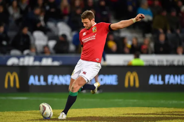 Dan Biggar kicks a penalty