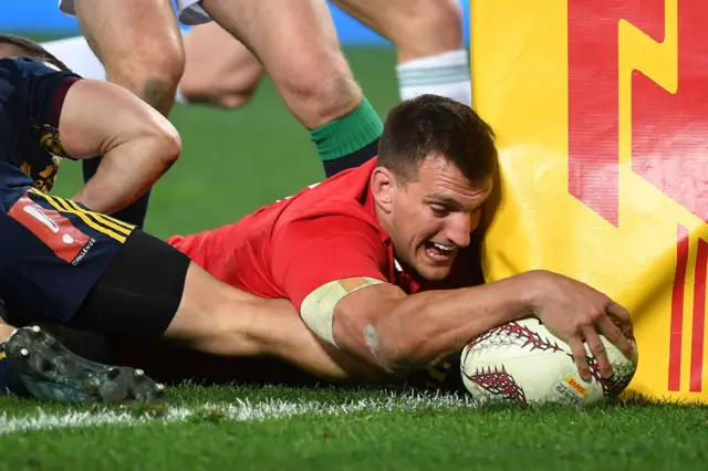 Sam Warburton scores a try