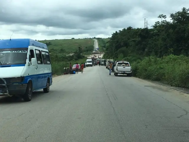 The stormy weather has swept away a bridge on the road to Brofodoumé about 15 km north of Abidjan.