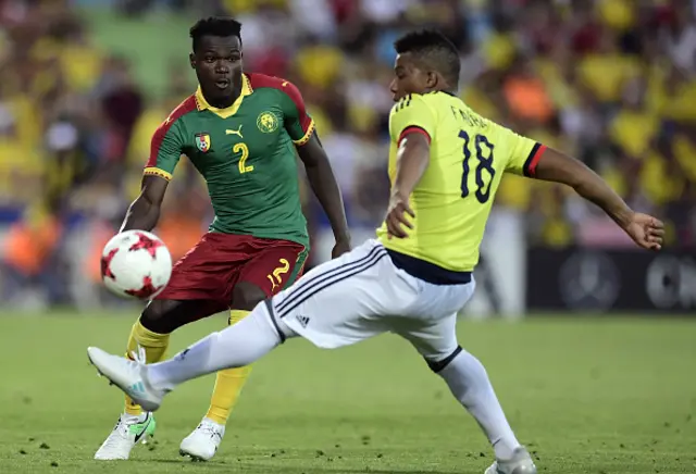 Colombia's defender Frank Fabra (R) vies with Cameroon's defender Ernest Mabouka