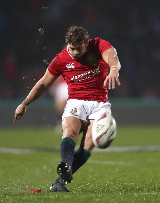 Leigh Halfpenny converts