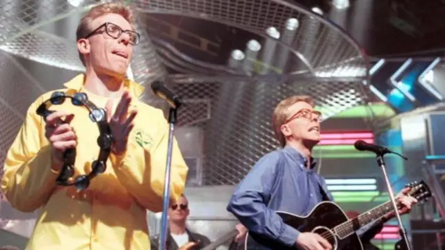 The Proclaimers singing I'm Gonna Be (500 Miles) on Top of the Pops