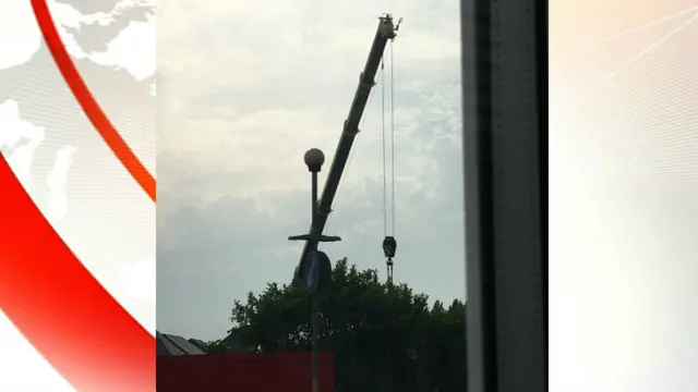 Crane on Dunwoody Way