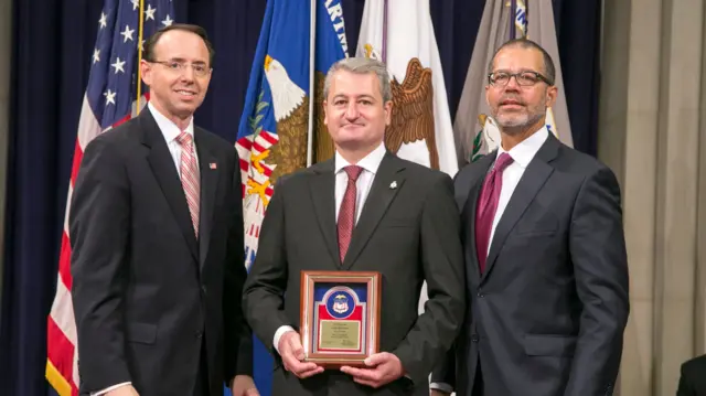 Pat Forde receiving the award