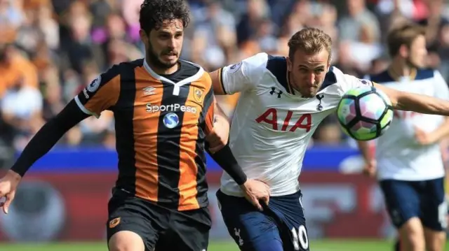 Hull City's Italian defender Andrea Ranocchia (L)