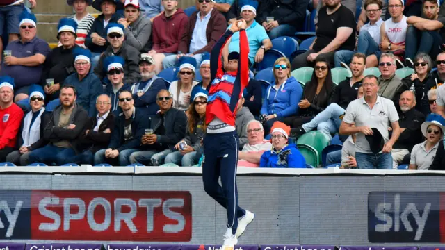 Alex Hales catches Chris Morris