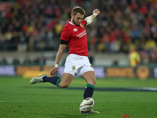 Dan Biggar kicks a penalty