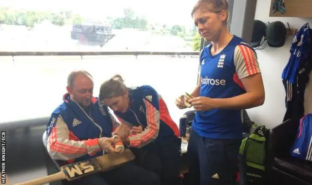 Heather Knight watches Charlotte Edwards repair her bat with assistant coach David Cape