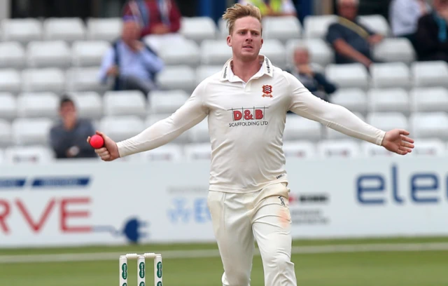 Simon Harmer bowling