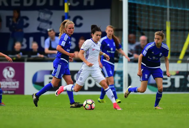 Karen Carney (centre)