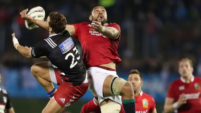 Taulupe Faletau and Joe Webber compete for the ball