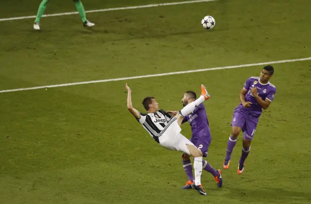 Mario Mandzukic scores