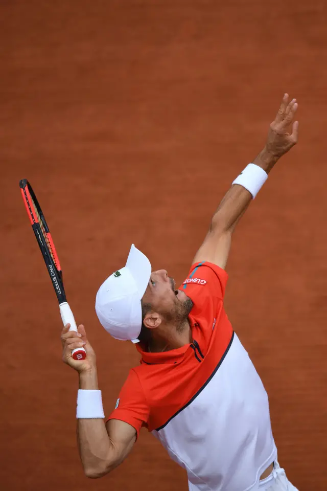 Roberto Bautista Agut serves