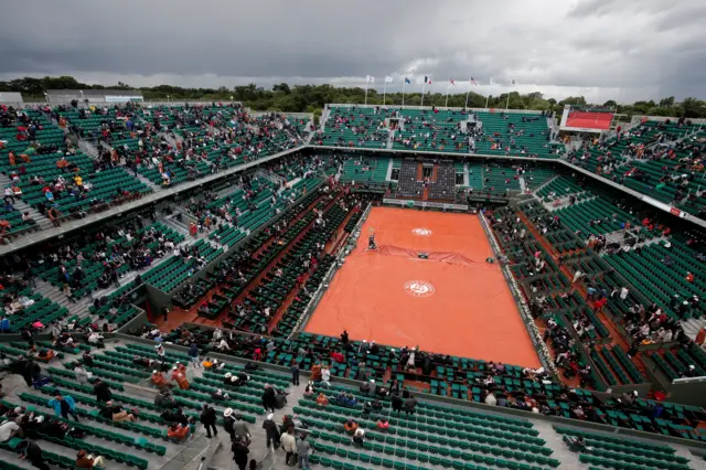 Rain delays play at Roland Garros