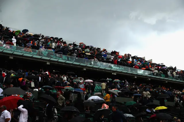 Rain delays play at Roland Garros