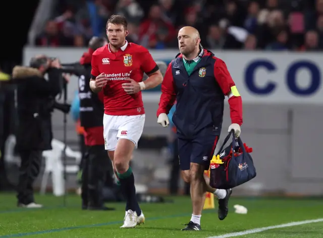 Dan Biggar goes off for assessment