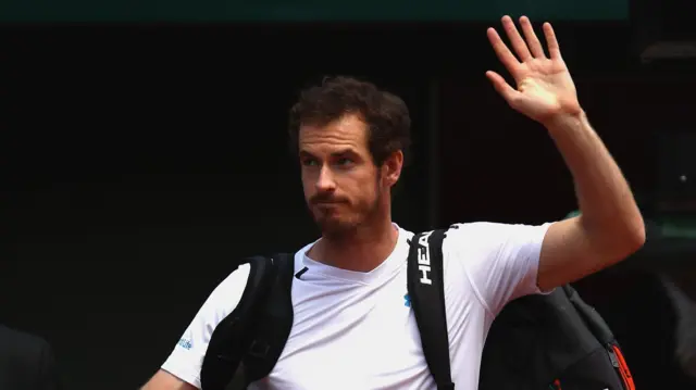 Andy Murray waves