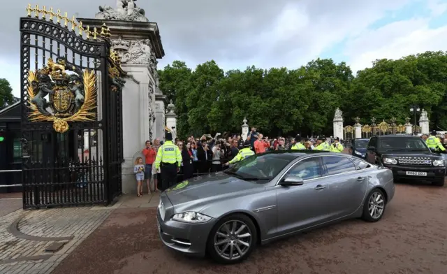 Cars entering Buckingham Palace