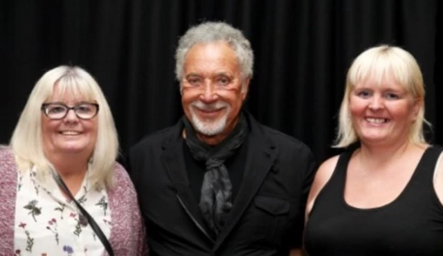 Tom Jones with Susan Gibbs and her daughter