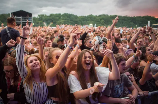 Godiva crowds