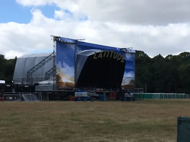 Latitude stage