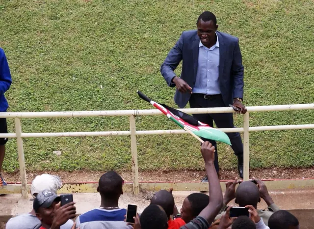 800m champion David Rudisha acknowledging greetings from fans