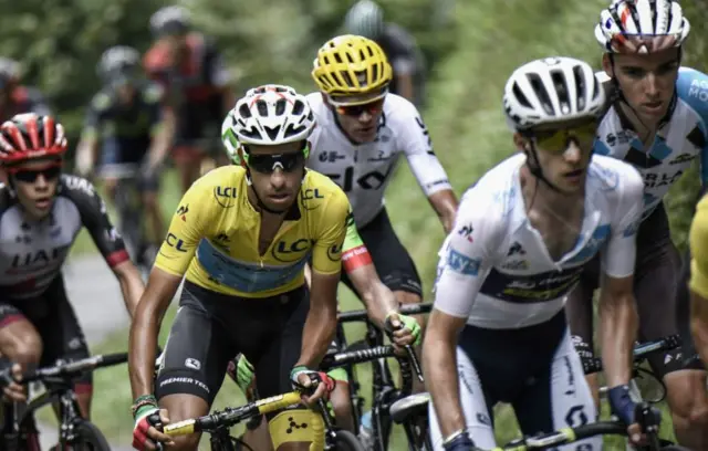 Fabio Aru (in the yellow jersey) on stage 14