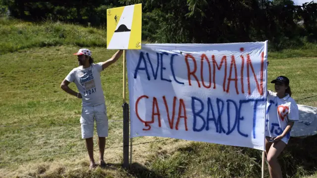 Romain Bardet fans hold out a sign