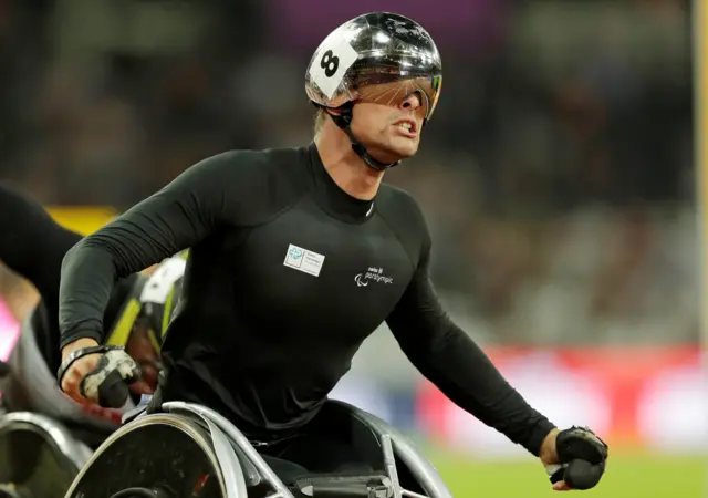 Marcel Hug celebrates his gold medal