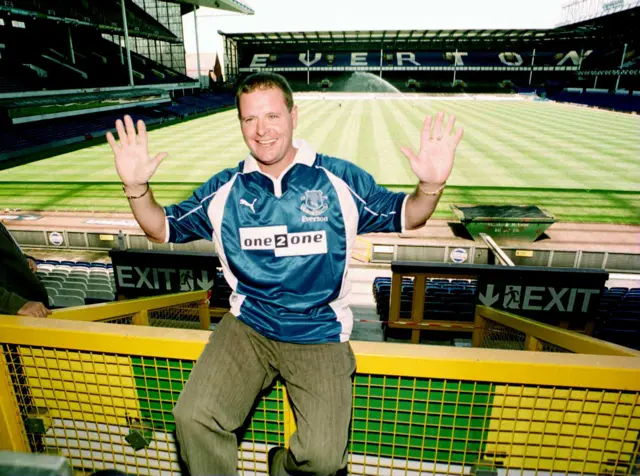 Paul Gascoigne signs for Everton