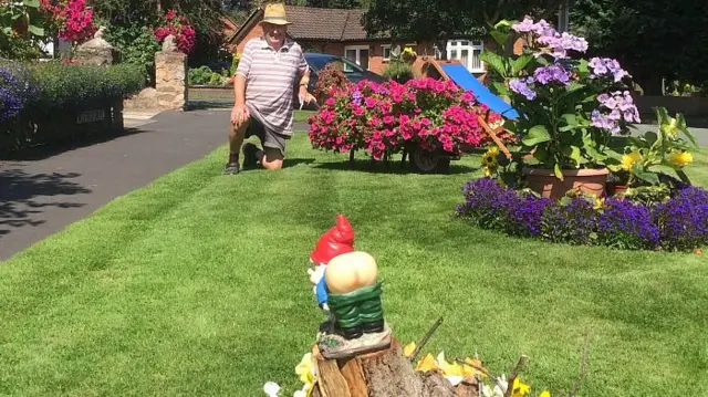 Gnome showing his bottom