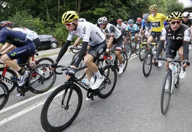 Geraint Thomas ad Chris Froome in the peloton